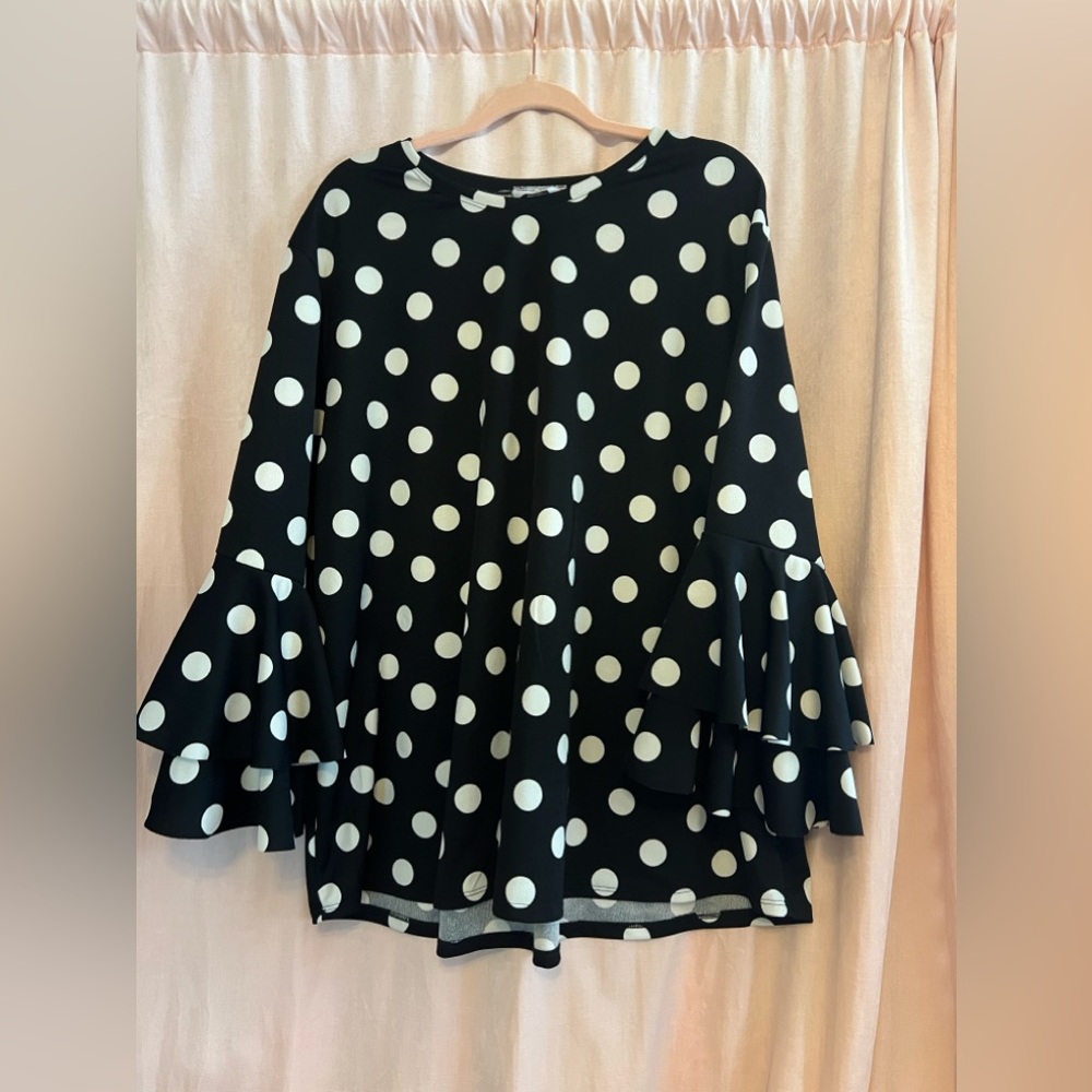 Ruffle sleeve Polka dot top